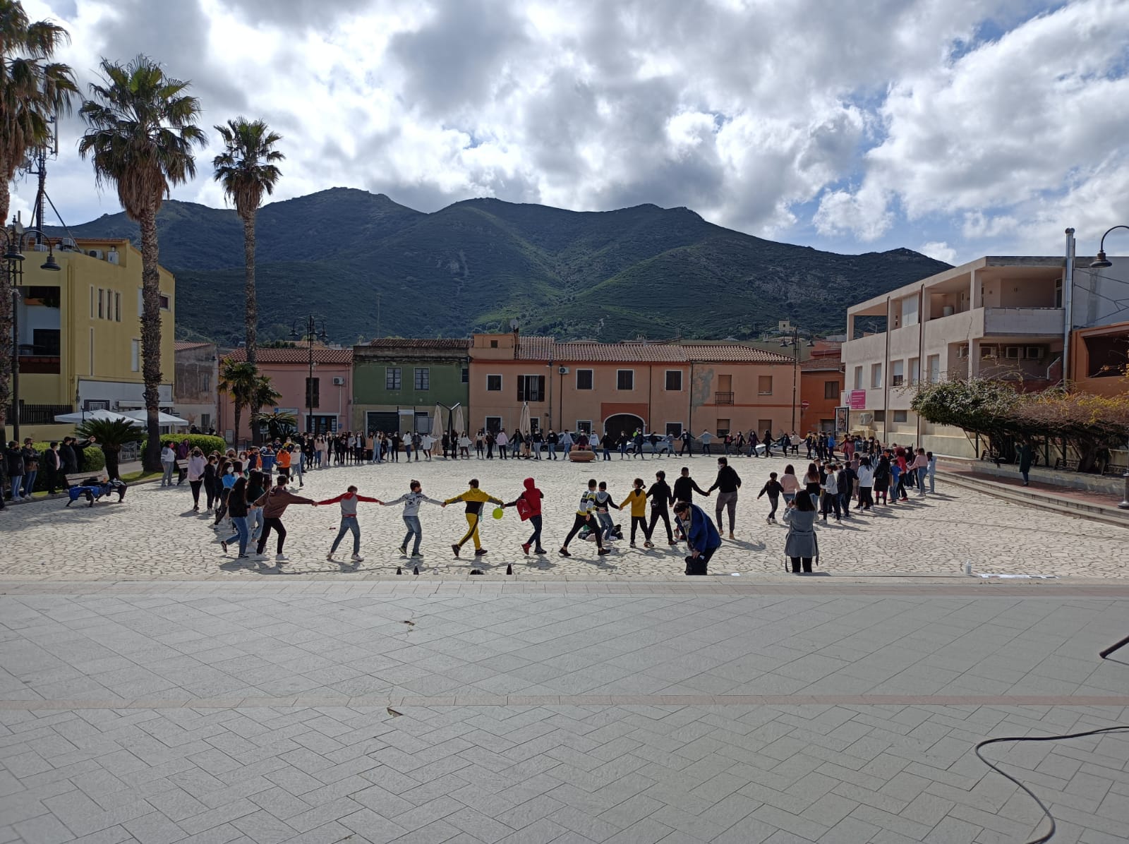 MURAVERA, “La cultura arma contro la guerra”, lezione in piazza per studenti e alunni della “Dante Alighieri”