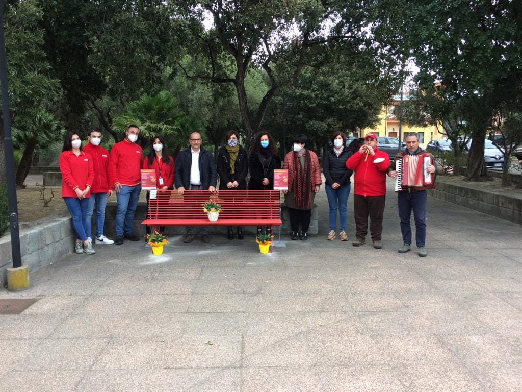 MURAVERA, Violenza contro le donne, due panchine rosse in piazza Cardia e via Roma