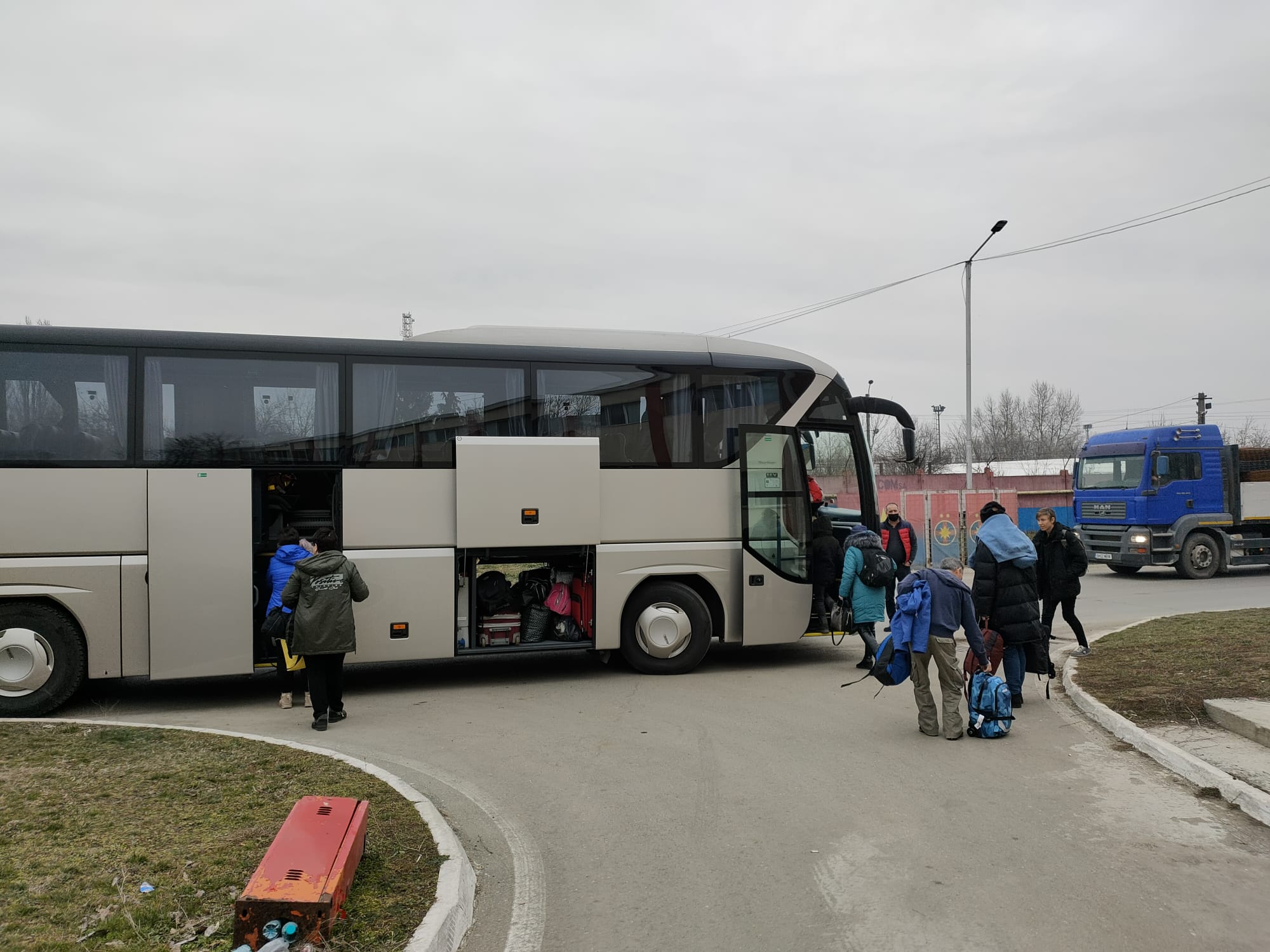 UCRAINA, 47 profughi in salvo, quasi conclusa la missione cui ha preso parte Luigi Cadeddu, medico del 118 di Muravera