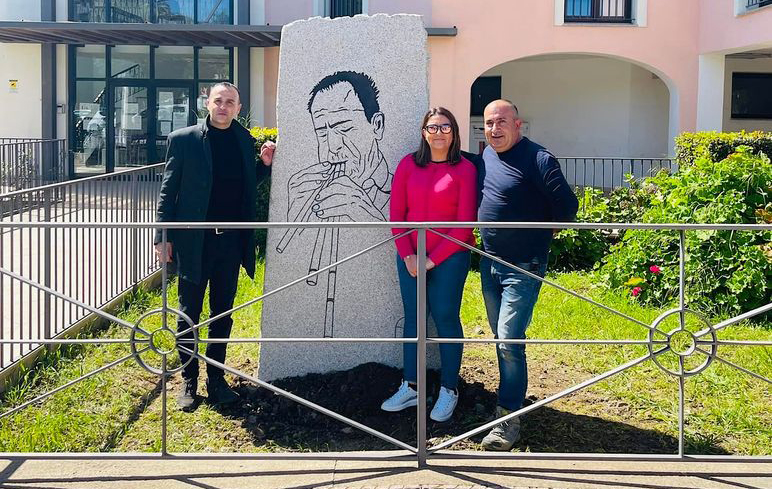 VILLAPUTZU, Due artisti donano al paese una stele raffigurante il grande suonatore Aurelio Porcu