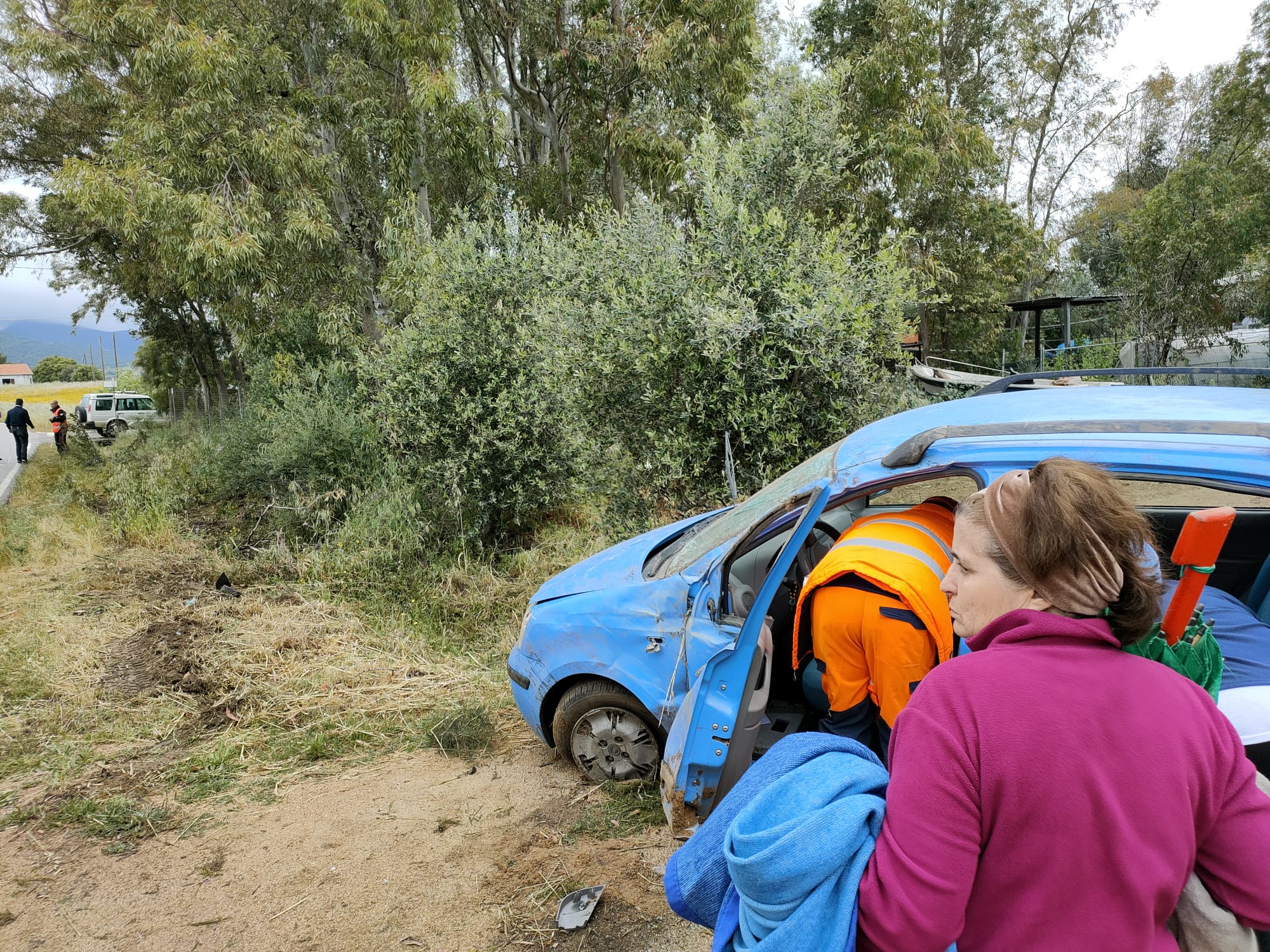 CASTIADAS, Auto si ribalta a Sitò, feriti madre e figlio, entrambi sono del paese (VIDEO)