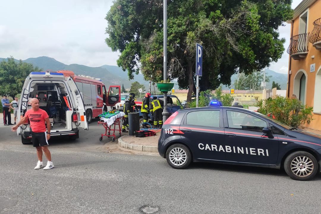 VILLAPUTZU, Furgoncino finisce contro un albero, feriti due anziani