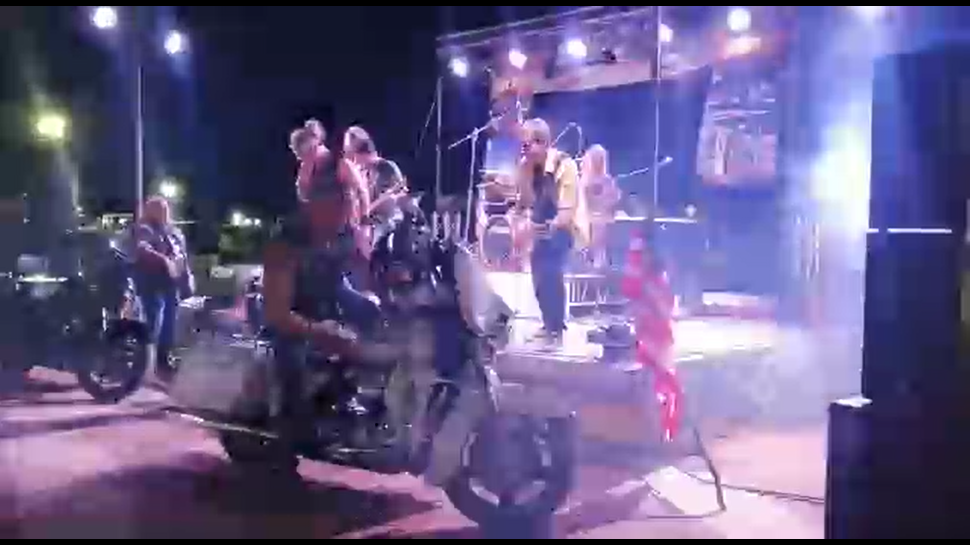 VILLASIMIUS, L’omaggio dei Legionari in moto al campione di nuoto Sorrentino a suon di rock (VIDEO)