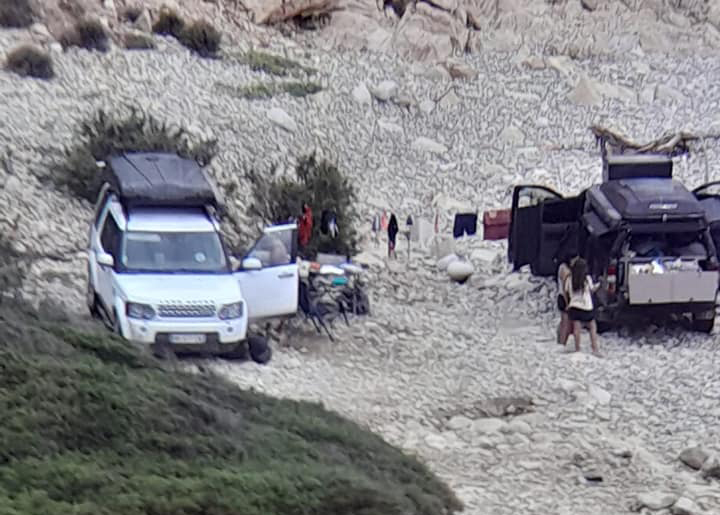 VILLASIMIUS, Turisti cafoni nei pressi di Punta Molentis, in spiaggia coi Suv