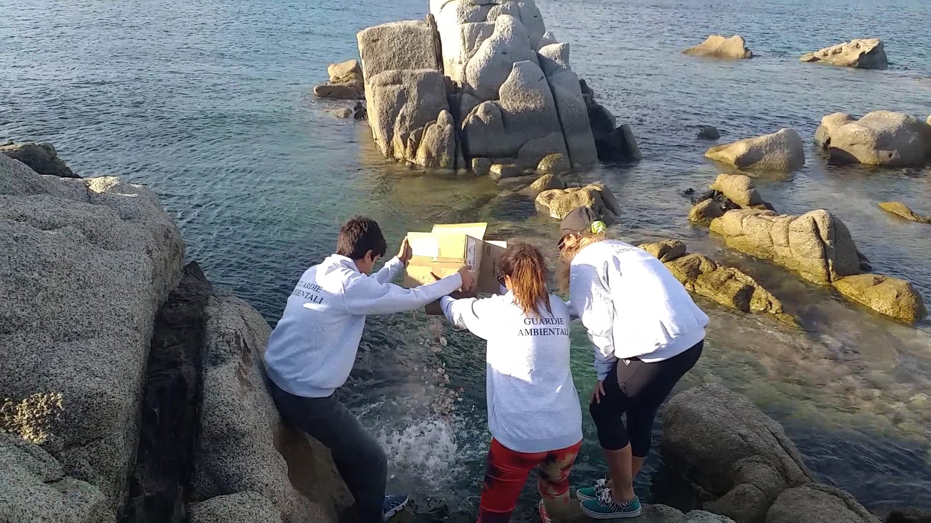 VILLASIMIUS, Volontari al lavoro per riportare nelle spiagge sabbia, pietre e conchiglie sottratti dai turisti