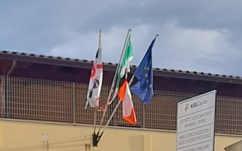 LA LETTERA. Un cittadino: “Che tristezza il tricolore lacero sulla sede dell’Asl di Muravera”