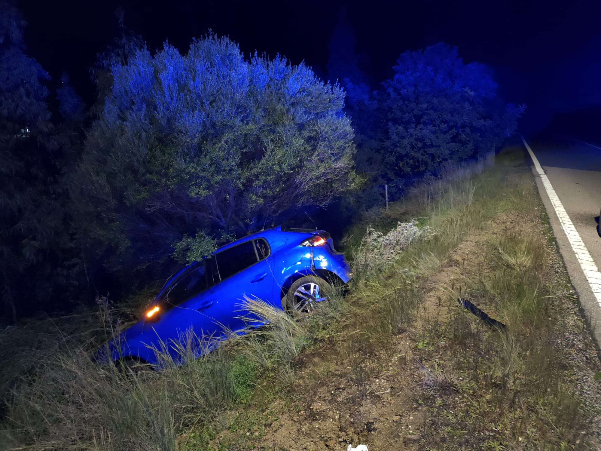 VILLASIMIUS, Auto fuori strada sulla provinciale 19, lievi ferite per il conducente