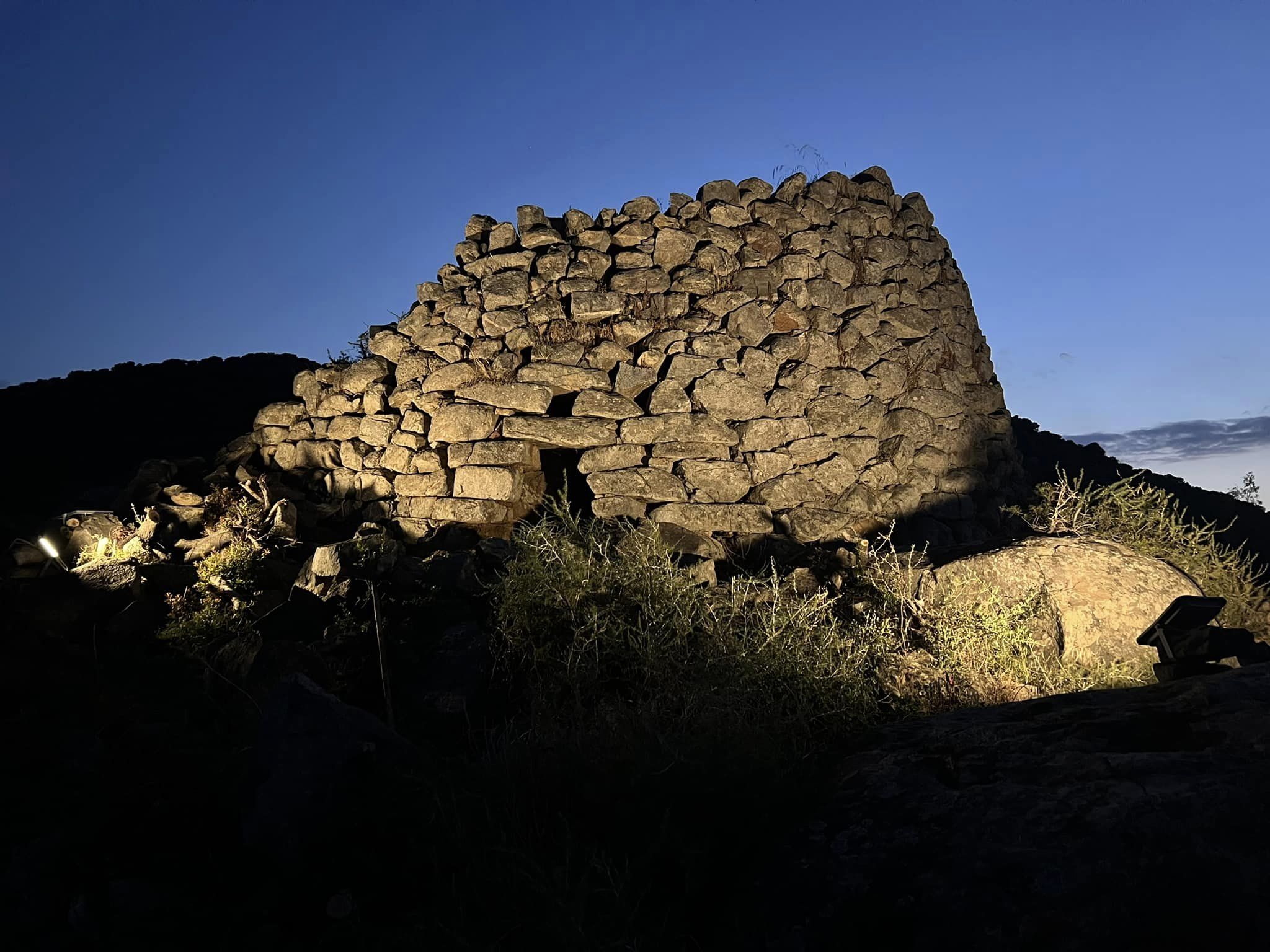 CASTIADAS, I vandali prendono di mira nuraghe a Cala Sinzias, danneggiato impianto d’illuminazione
