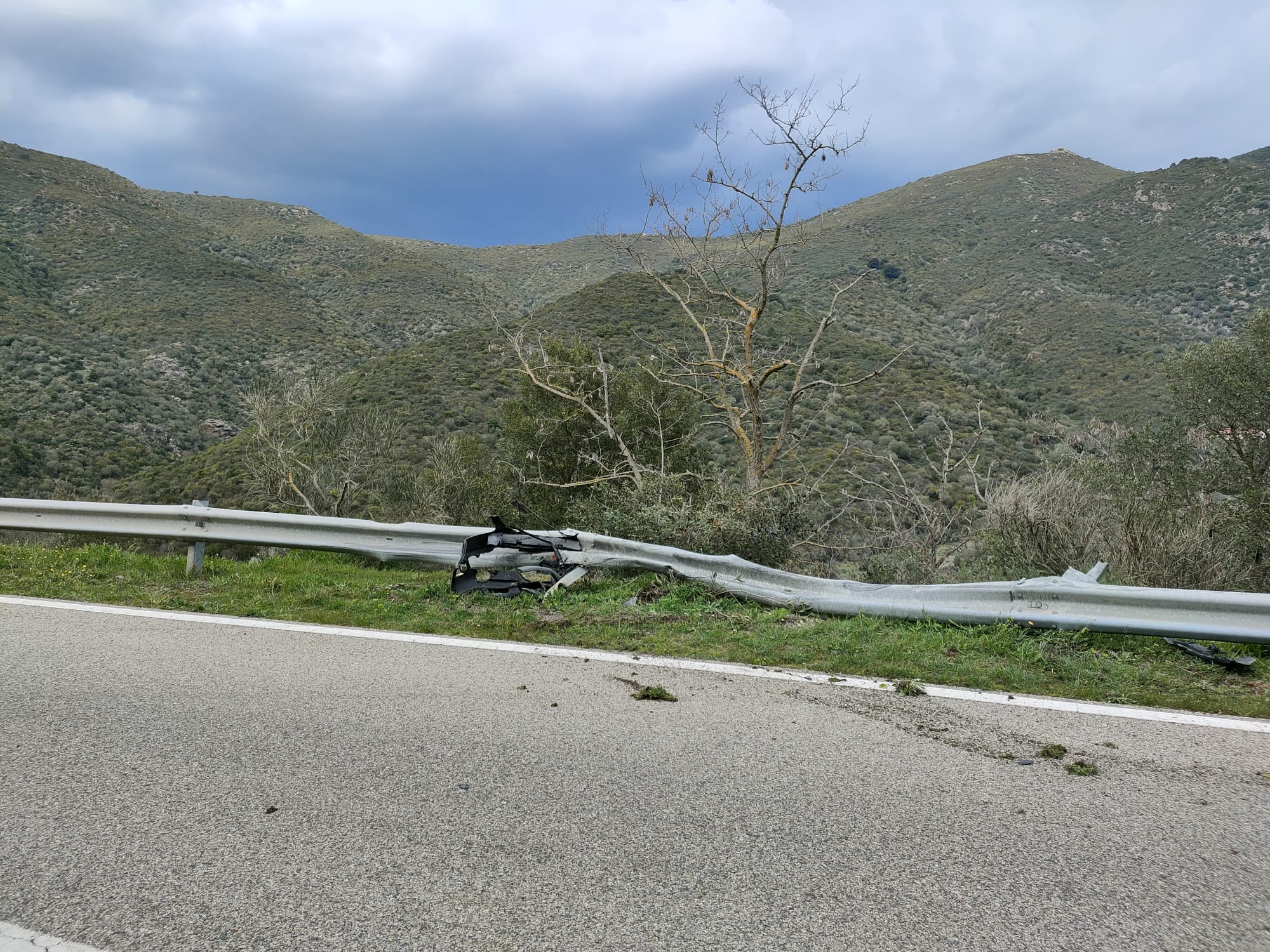 GERREI, Auto precipita in una scarpata sulla statale 387, illeso un 31enne di San Vito