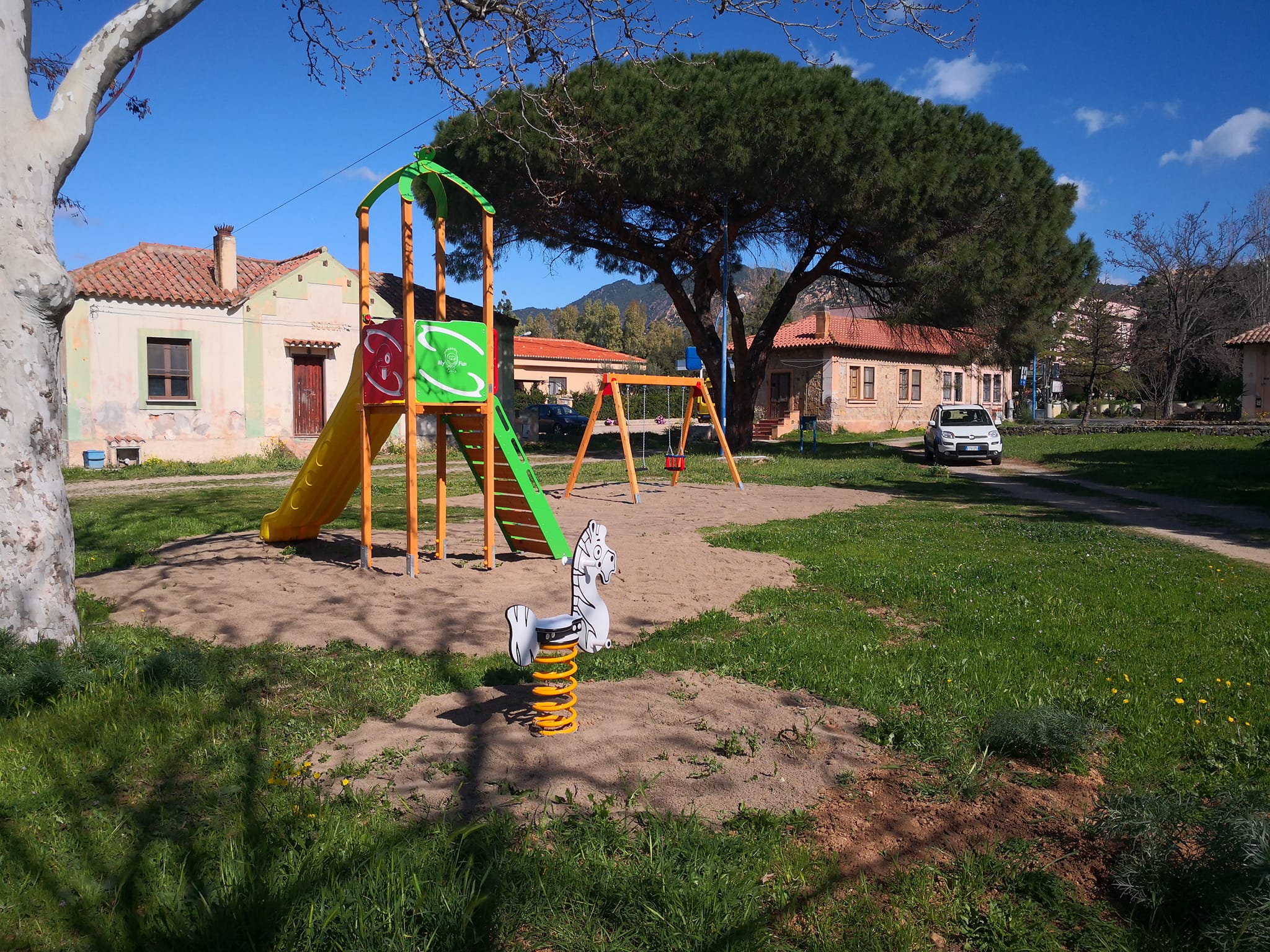 SAN PRIAMO, Giochi per bambini vicino alla chiesa di Sant’Andrea