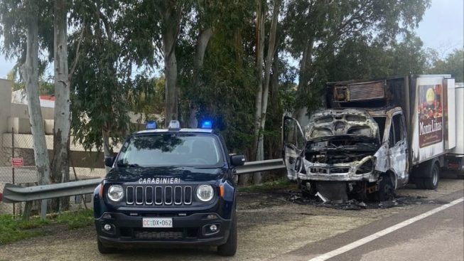 VILLASIMIUS, Furgone frigo prende fuoco sulla litoranea