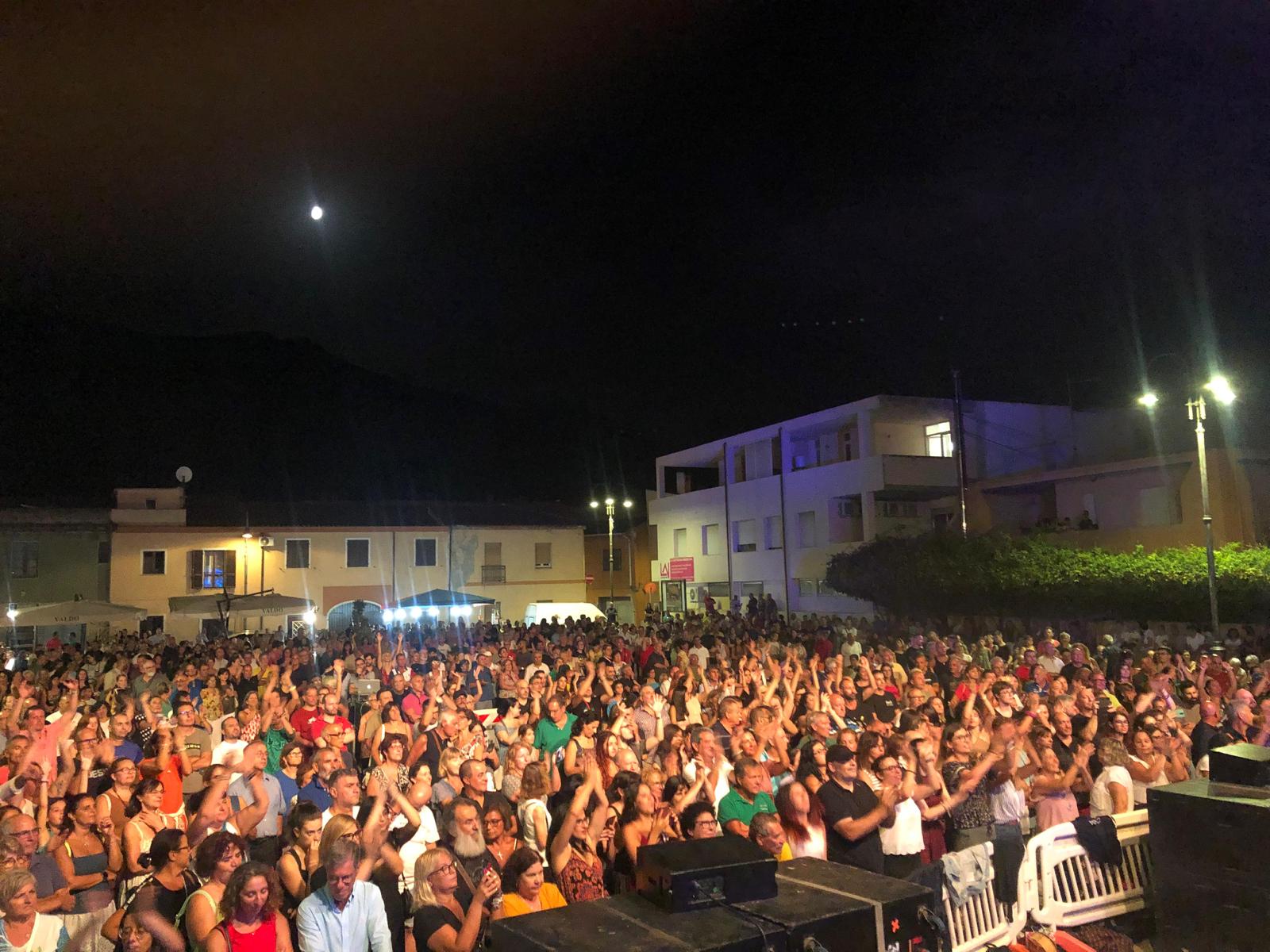 MURAVERA, Tanta folla ed entusiasmo per i Tazenda in piazza Europa, attesa per Maskaras