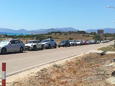 LA LETTERA. Una turista: “A Capo Ferrato pedoni e ciclisti in pericolo per le auto che sfrecciano ad alta velocità”