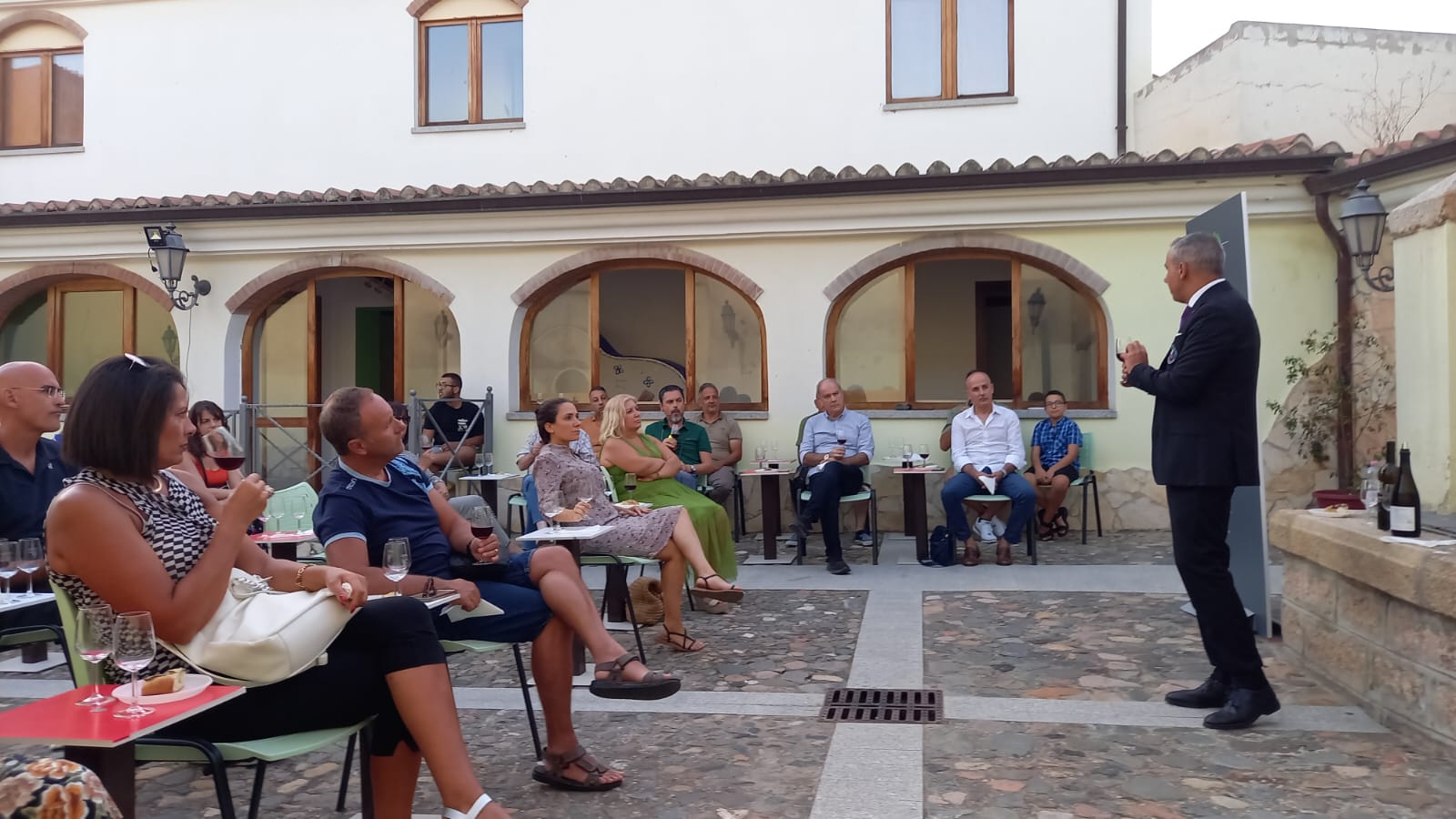 VILLASIMIUS, Dal 28 agosto al 1 settembre la mostra itinerante Cin Cin Cannonau