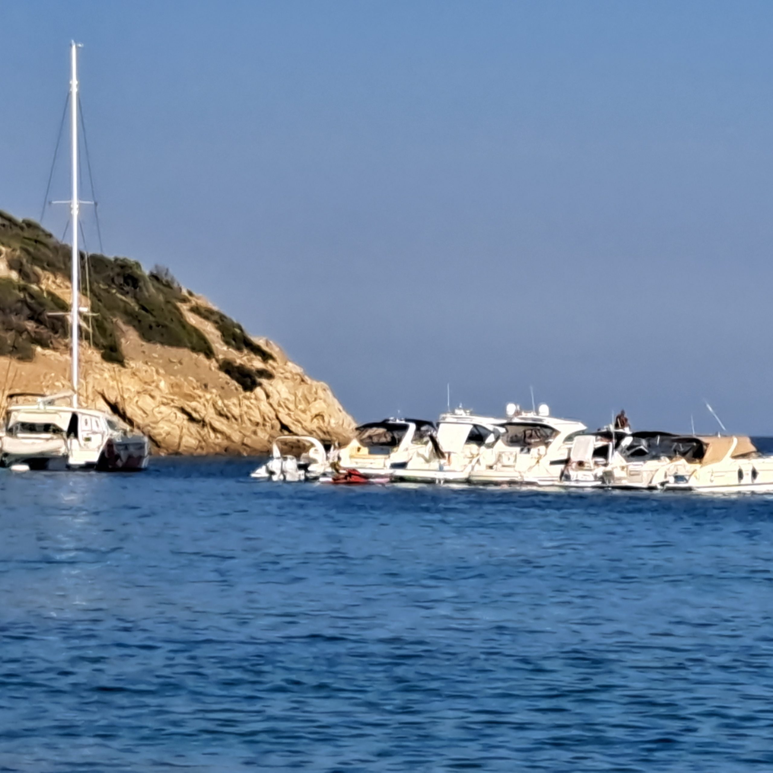 LA LETTERA, Una lettrice denuncia: “Domenica al mare a Capo Ferrato rovinata da maleducati con yacht e moto d’acqua”