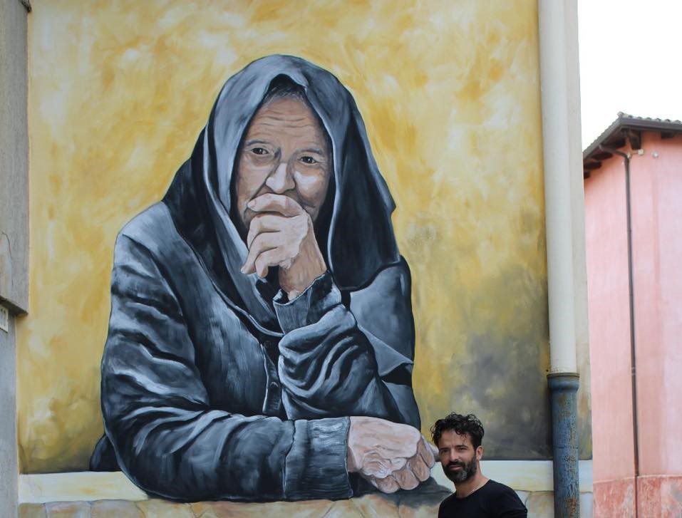 MURAVERA, “Un’anziana curiosa” è il nuovo murale di Stefano Pani per il centro storico