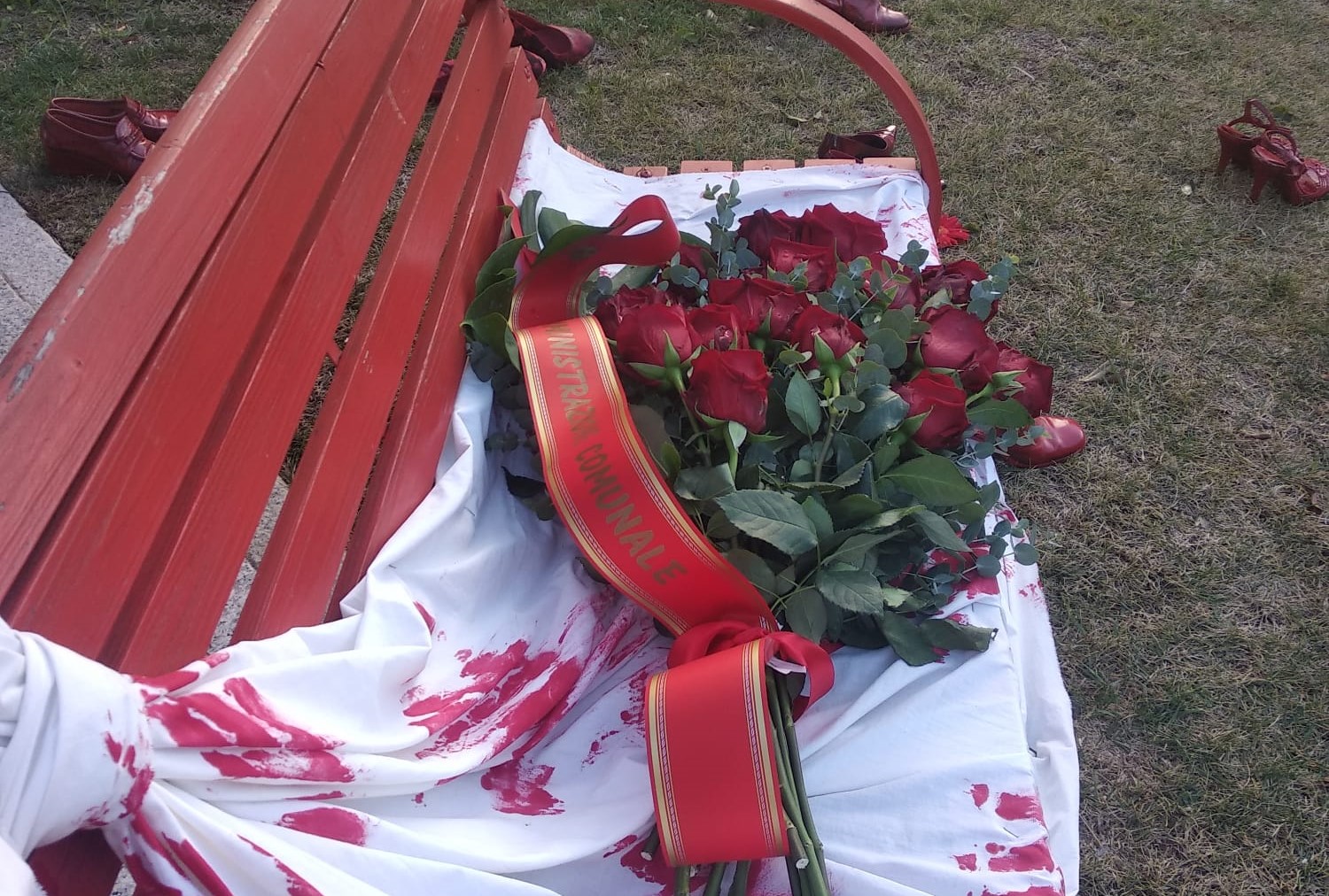 MURAVERA, Due panchine rosse per dire “no” alla violenza sulle donne