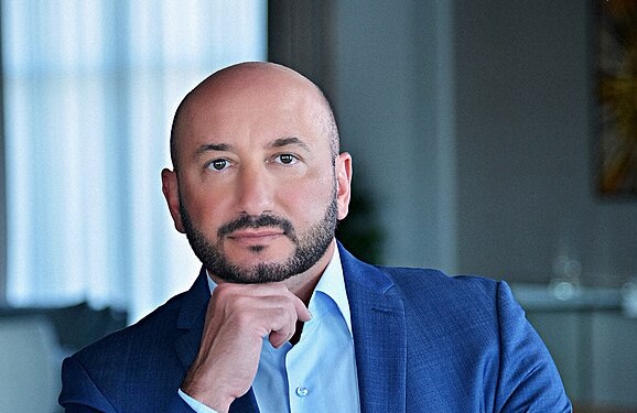VILLASIMIUS, Capodanno ricco di eventi, l’ospite d’onore sarà Joe Bastianich,