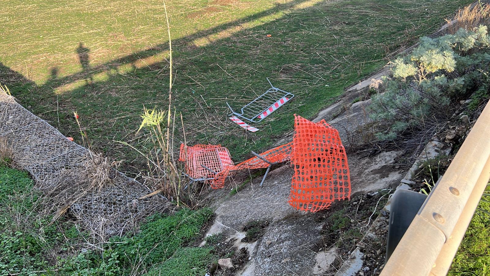 VILLAPUTZU, Ignoti gettano nel letto del Flumendosa le transenne di chiusura del ponte