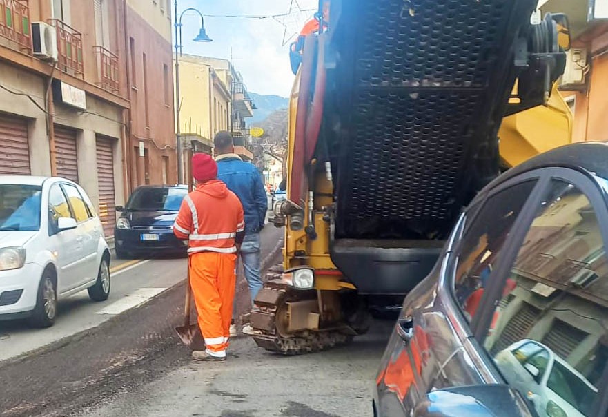 MURAVERA, Rifacimento asfalto e potatura alberi in via Roma, “i disagi dureranno qualche giorno”