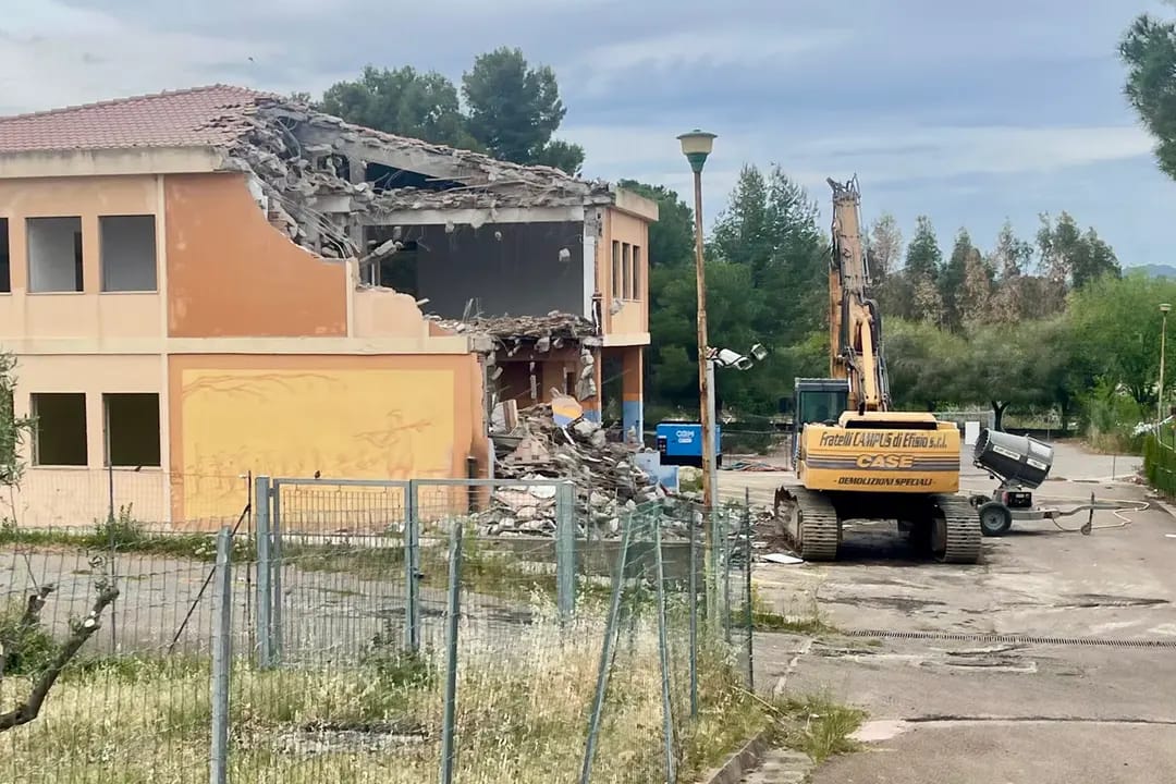 MURAVERA, Iniziati i lavori di demolizione dell’istituto agrario, al suo posto una nuova e moderna scuola