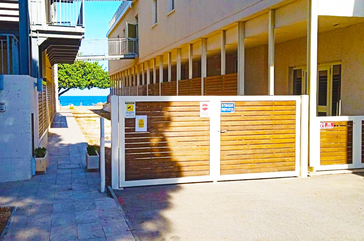 MURAVERA, hotel a Torre Salinas, via il cancello carrabile e altre opere considerate abusive