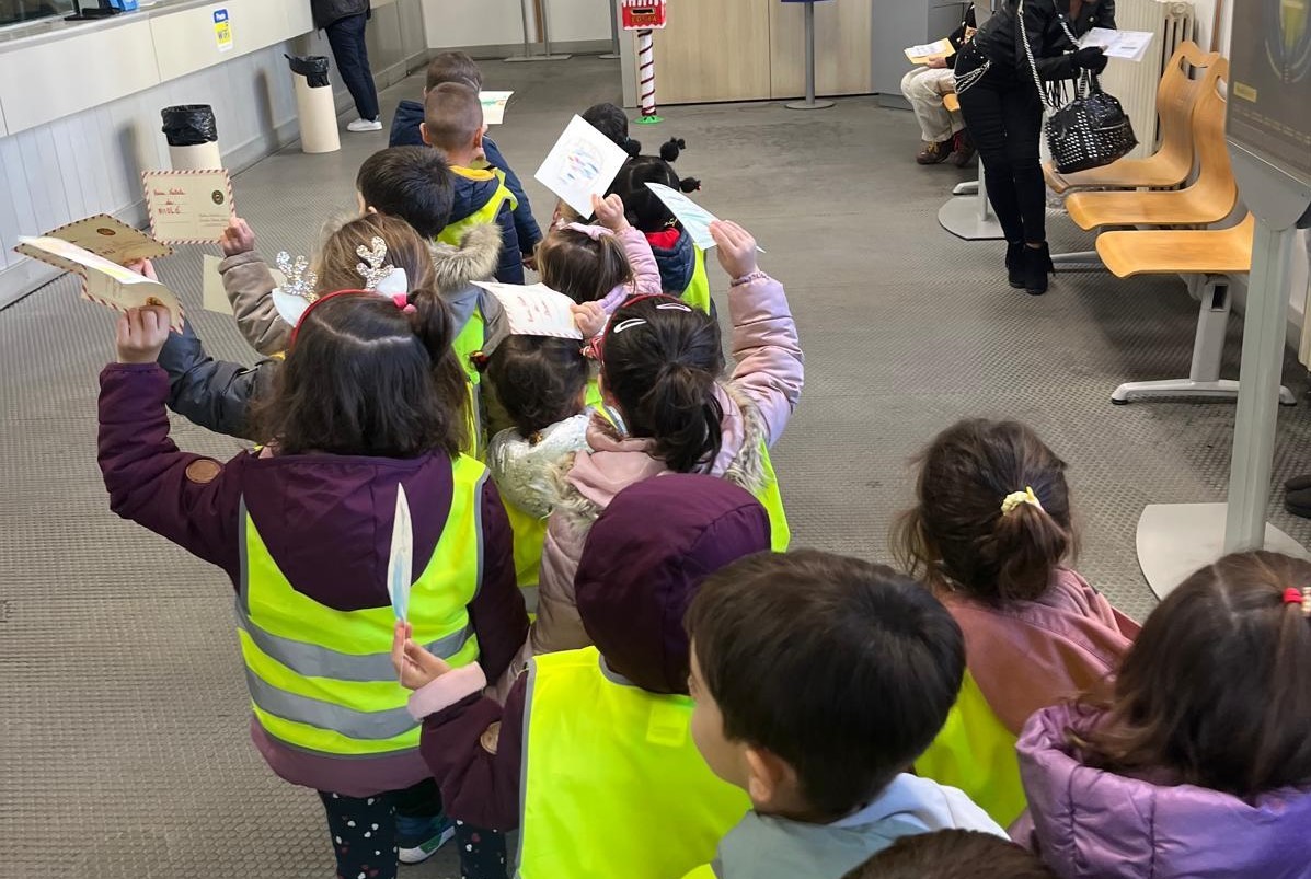 MURAVERA, Nell’ufficio postale del paese di rinnova il rito delle letterine dei bambini indirizzate a Babbo Natale