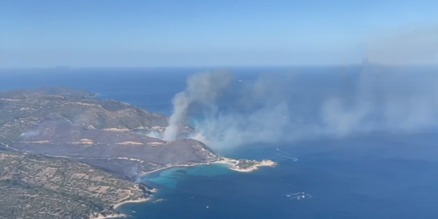 VILLASIMIUS, incendio a Punta Molentis, gravissimi danni ambientali e rischio sicurezza, chiusa la spiaggia