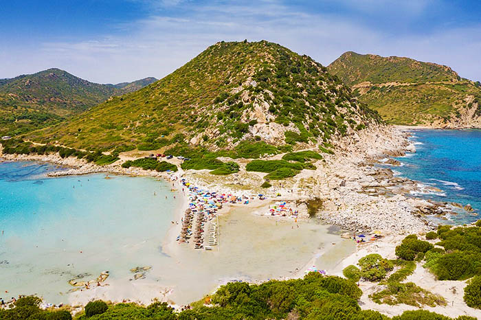 VILLASIMIUS, A Punta Molentis cambiano le regole: più accessi e ritorno degli ombrelloni