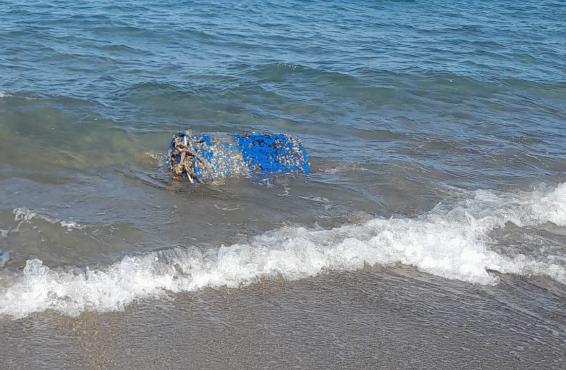 MURAVERA, Interdetto tratto di mare di 20 metri a Feraxi per fusto in ferro semi-sommerso