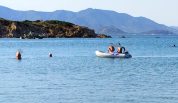 MURAVERA, Tender a motore acceso tra i bagnanti a Cala Sa Figu: “Regole ignorate”