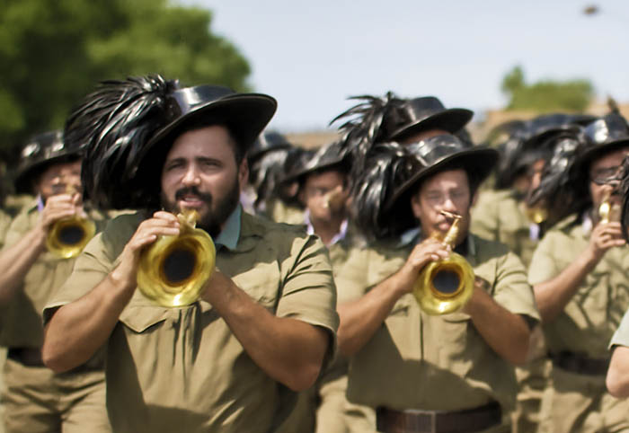 COSTA REI, La fanfara dei bersagliari della “Sassari” in concerto tra i bagnanti