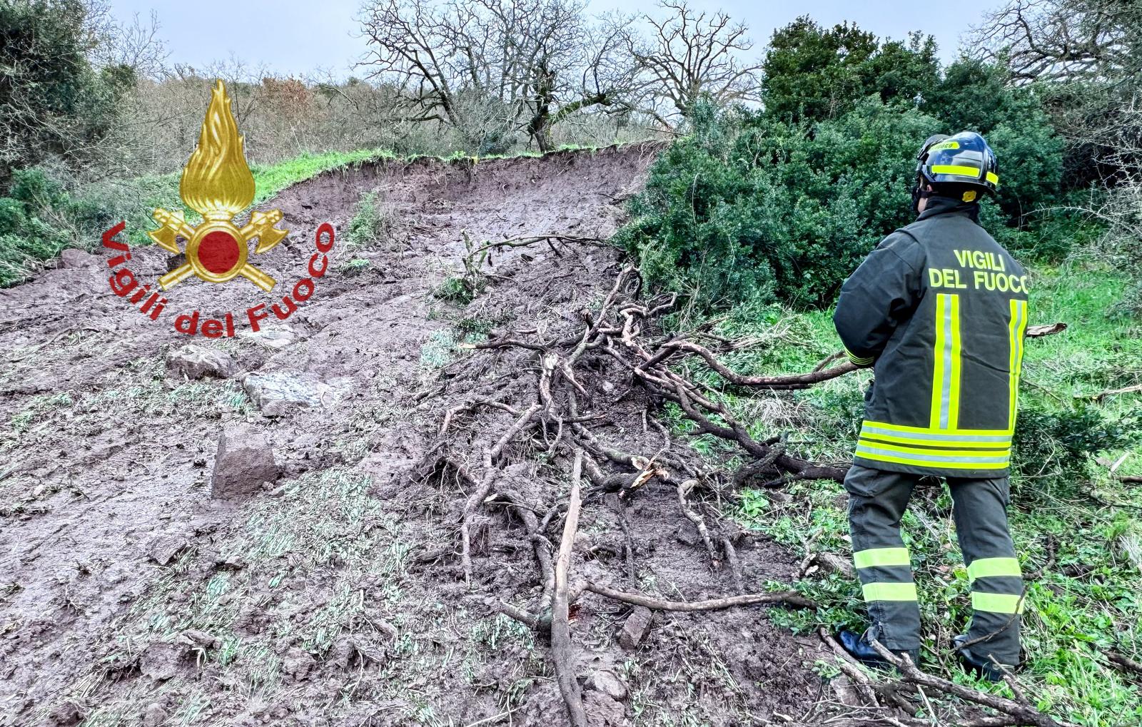 SARRABUS, Alberi sulla strada e linee danneggiate, Vigili del Fuoco al lavoro a Muravera