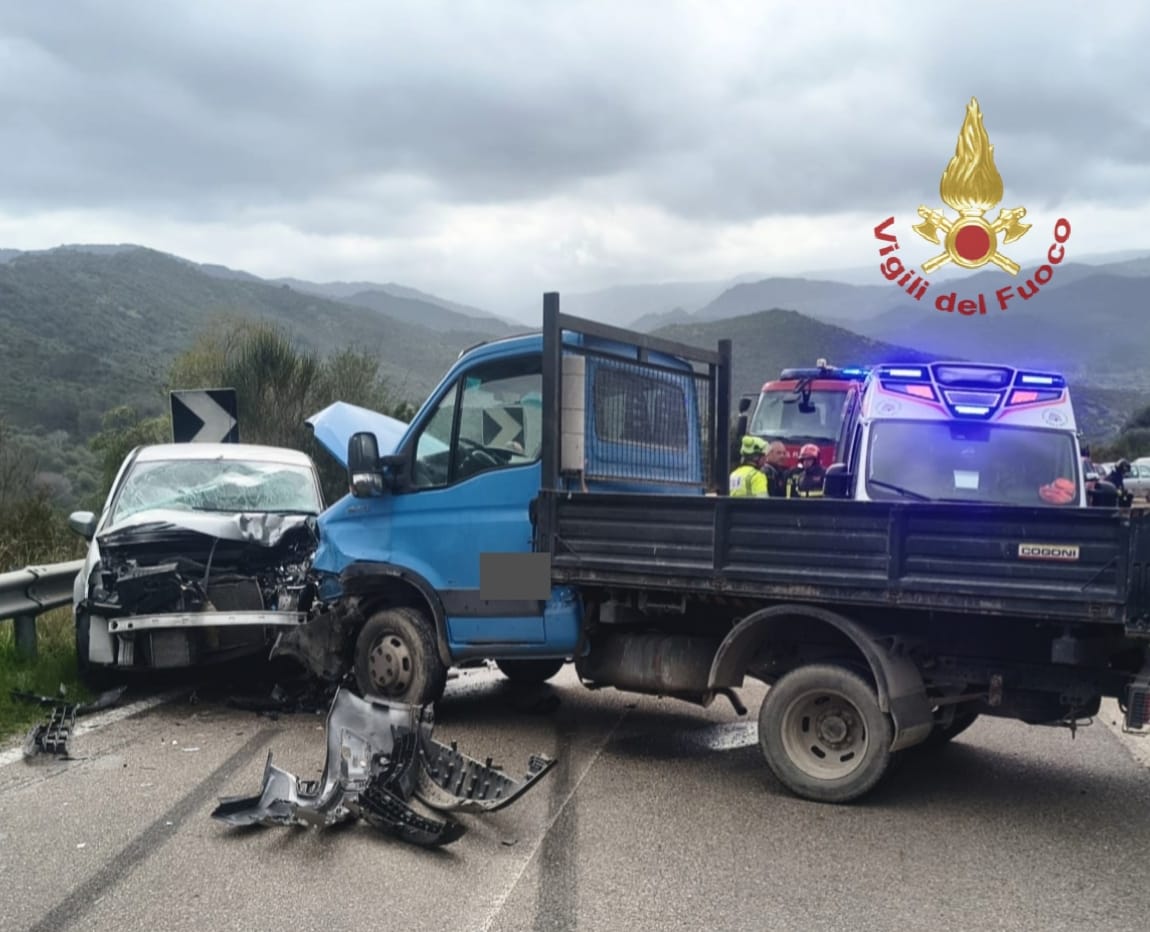 BALLAO, Scontro tra auto e autocarro sulla Sp 22, ferito grave trasferito con elisoccorso