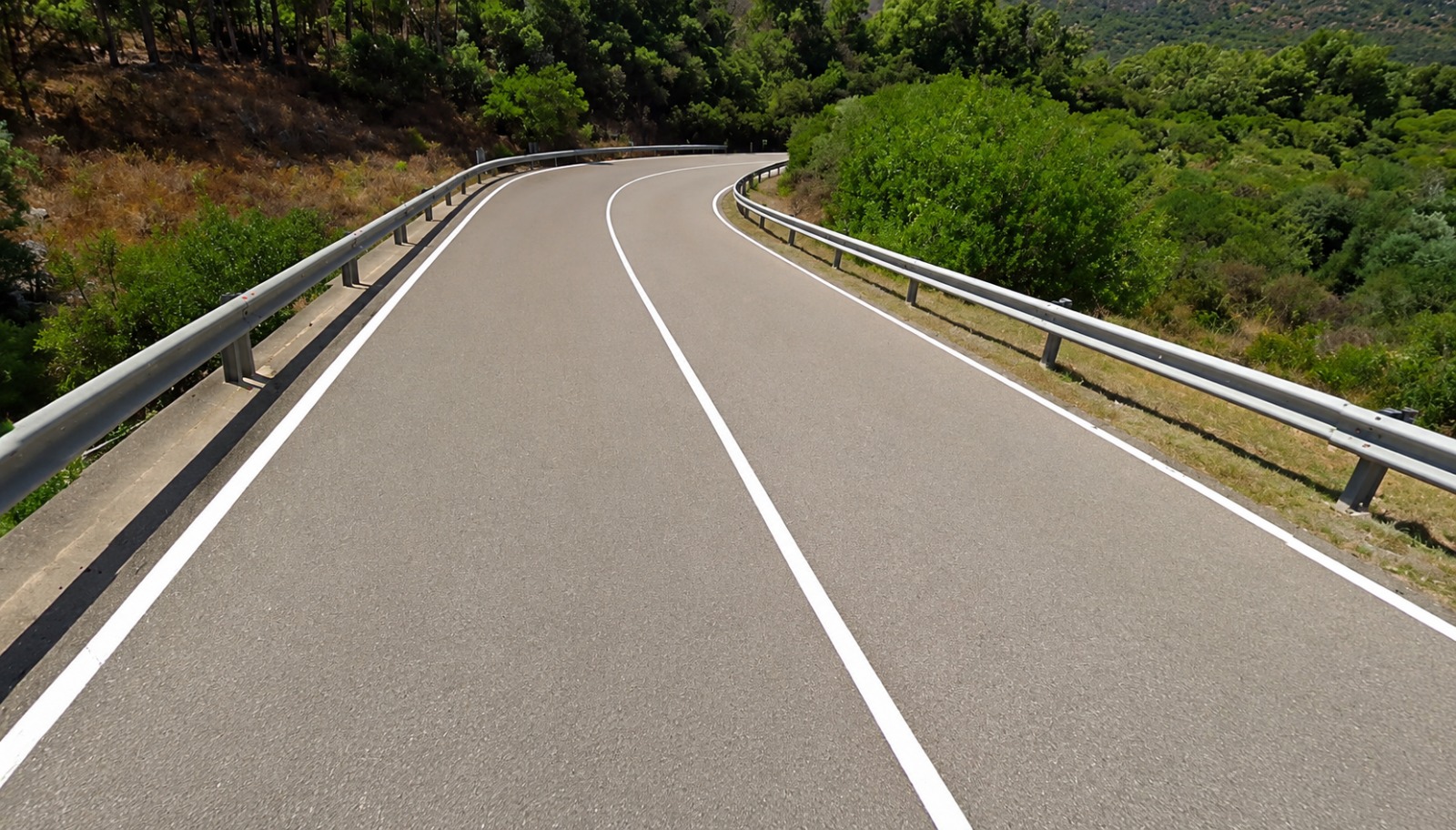 SARRABUS, Cede un muro di sostegno, carreggiata ristretta sulla vecchia statale 125