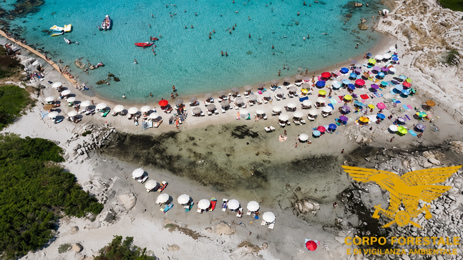 SARRABUS, Blitz sul litorale: ombrelloni e sdraio fuori dagli spazi concessi, scattano le multe