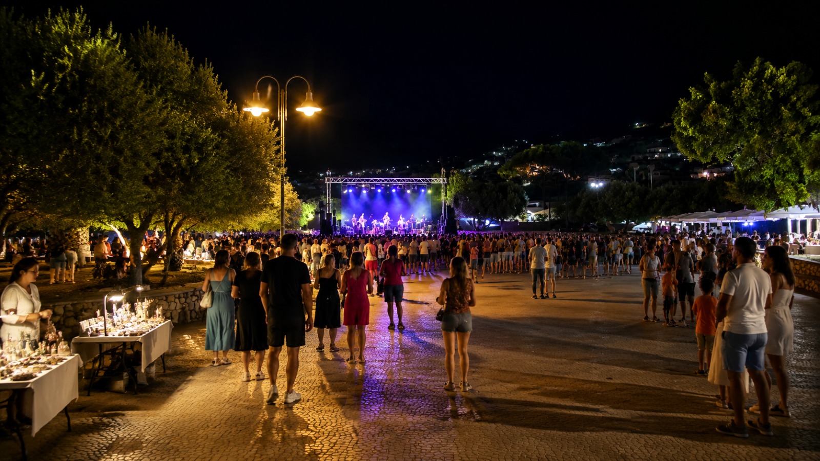 COSTA REI, Un’estate lunga due mesi: Piazza Colombo si accende con eventi ogni sera