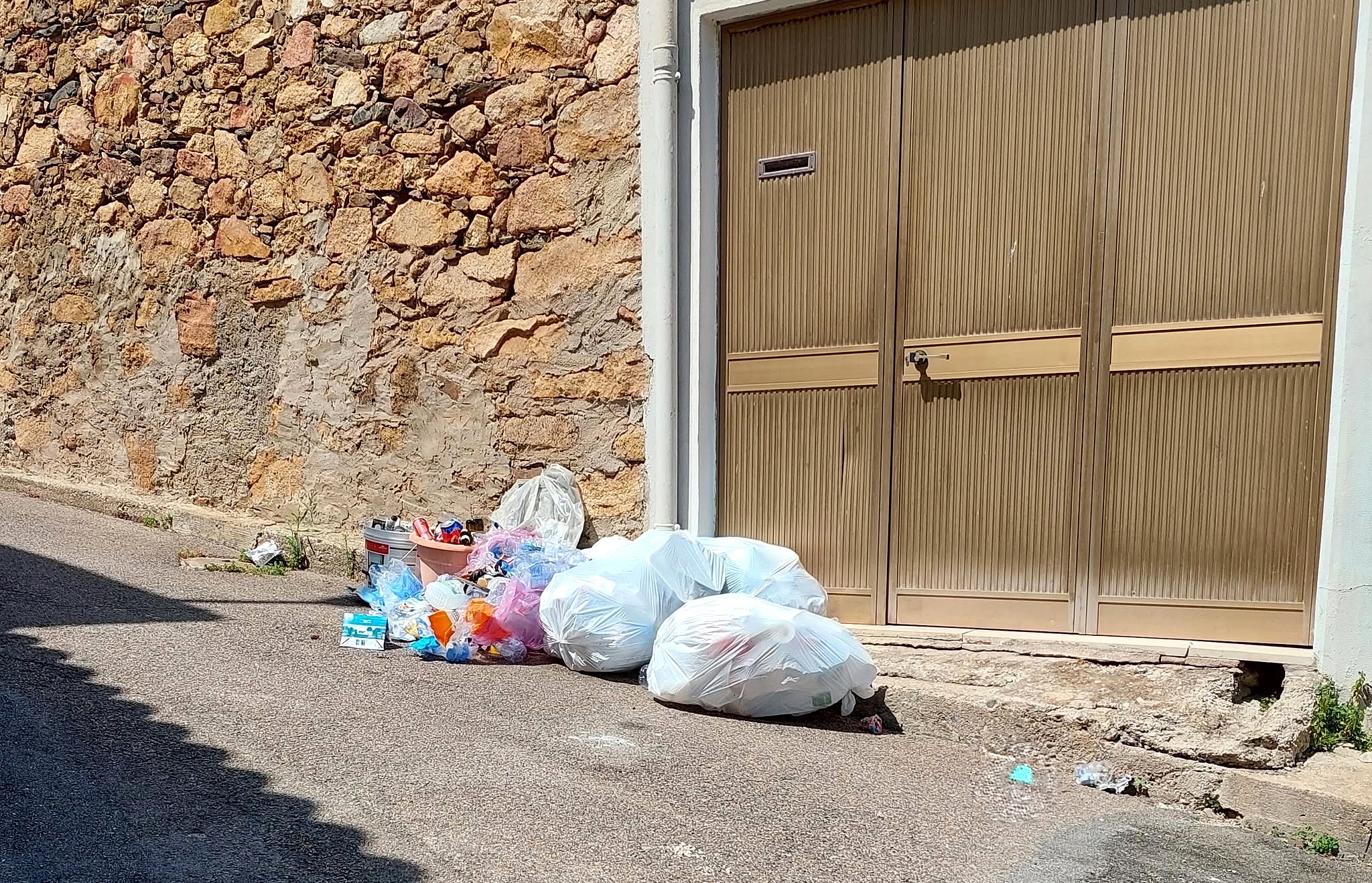 SAN VITO, Rifiuti abbandonati, il sindaco “tira le orecchie” a cittadini e ospiti: “Serve più collaborazione”