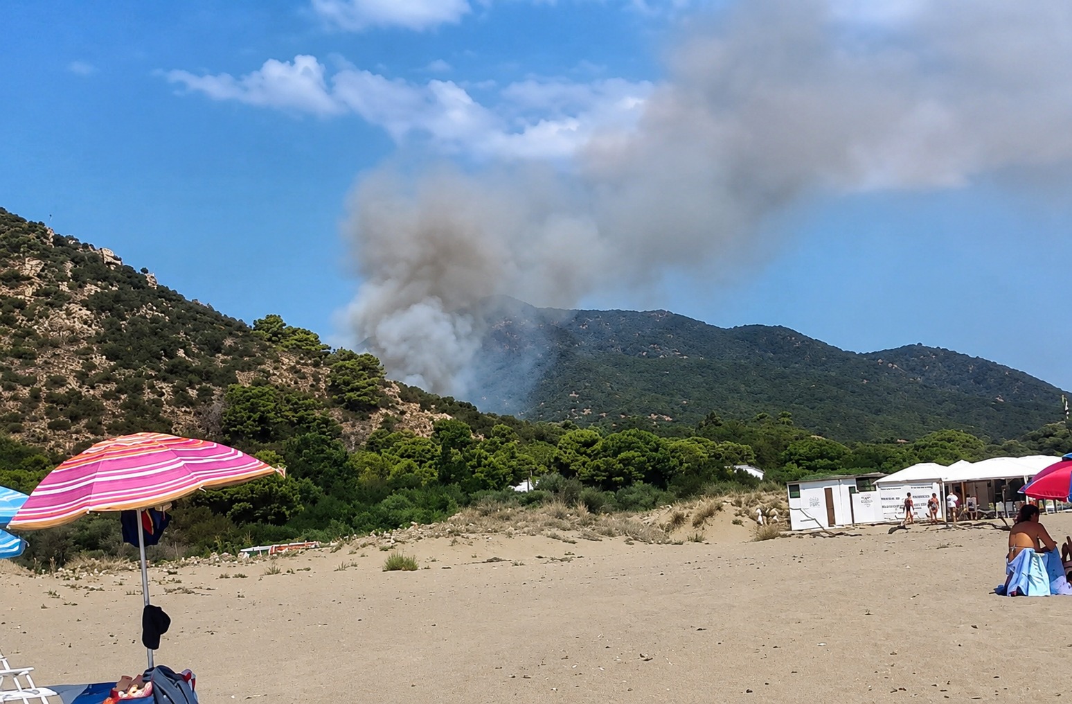 MURAVERA, Incendio nei pressi della spiaggia di Torre Salinas