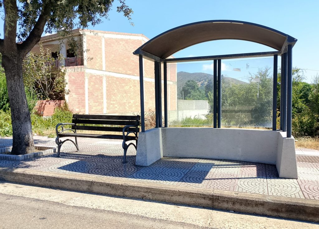 LA LETTERA, San Vito: la pensilina c’è, la panchina pure. Peccato non si siano incontrate…