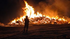 ESCALAPLANO, Incendio a Taccu Masoni: fiamme da un cippatore, minacciata la zona forestale