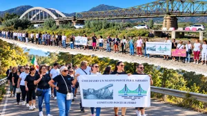 VILLAPUTZU, In centinaia in piazza per il “ponte di ferro”: “Dopo mille giorni di chiusura, basta attese”