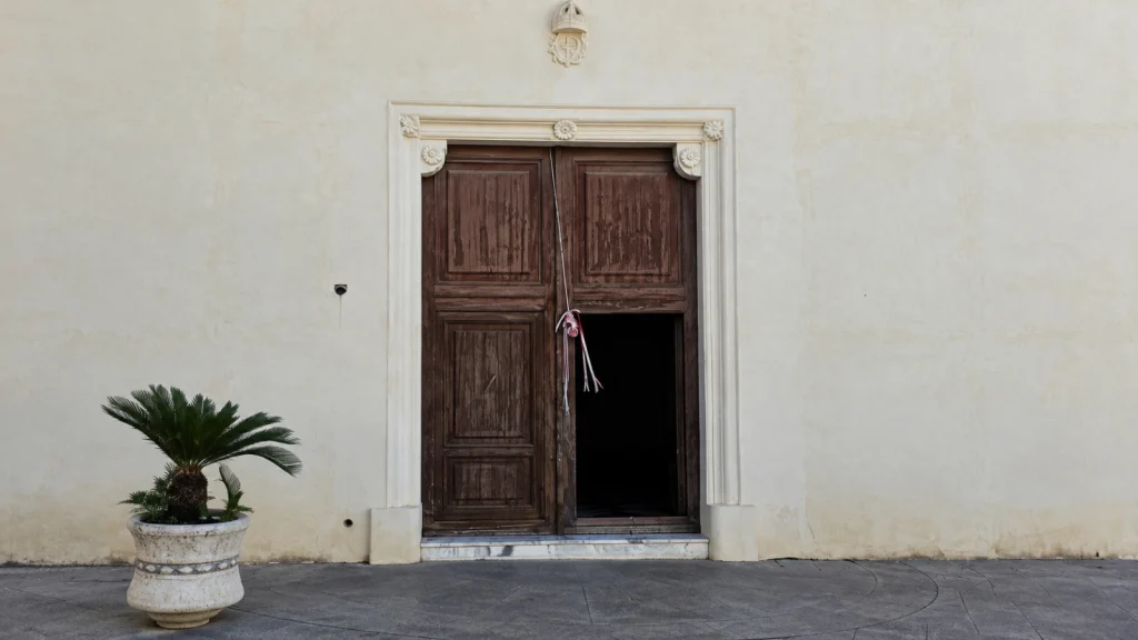 VILLAPUTZU, Sfregio alla chiesa di San Giorgio: danneggiata immagine di Santa Vittoria